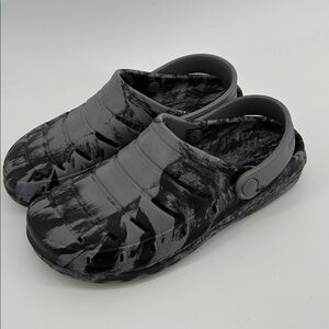 Rugged Shark Black and Gray Marble Lightweight Clogs Size 7 Big Boy Vacation